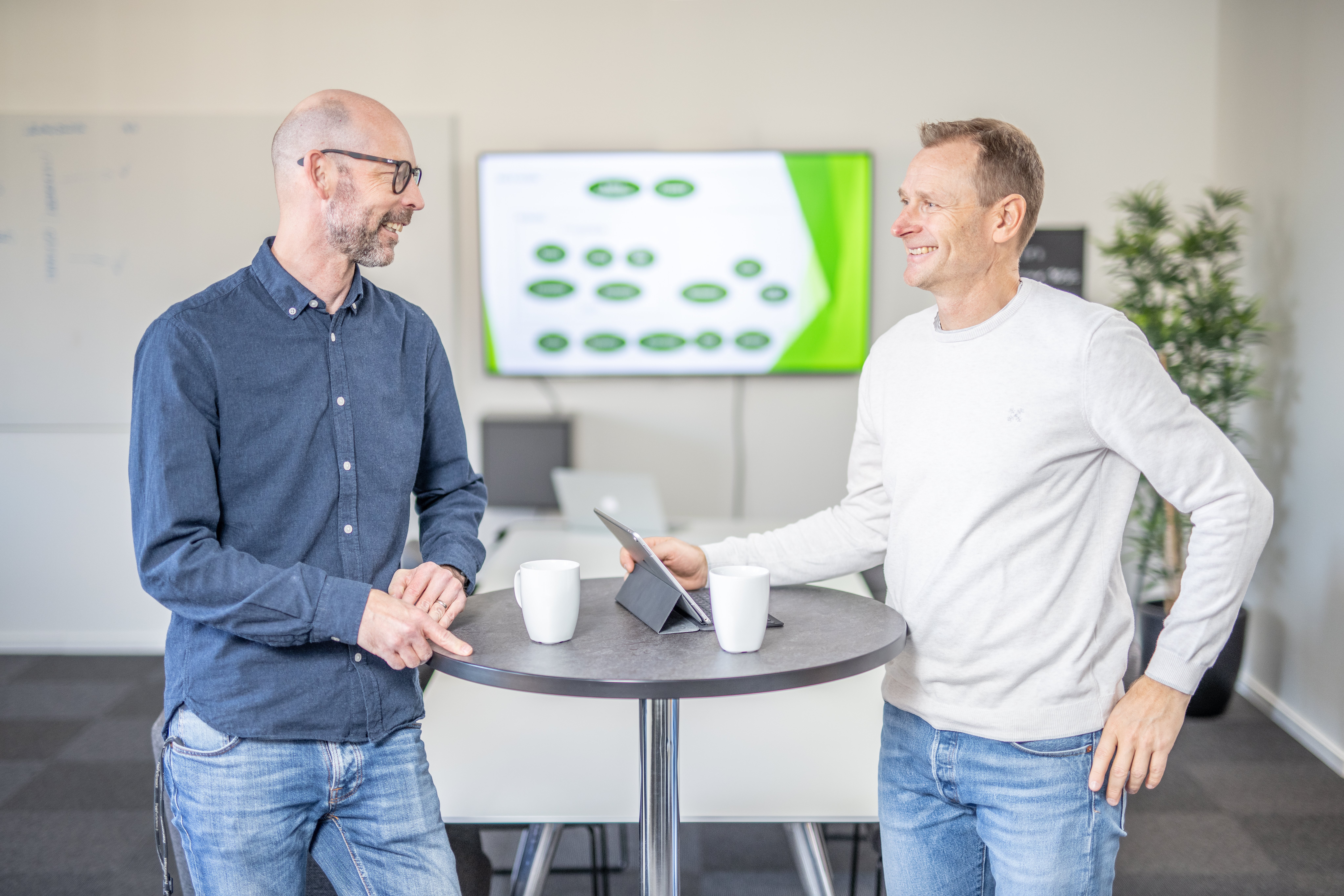 Jens och Jörgen i samtal på kontoret